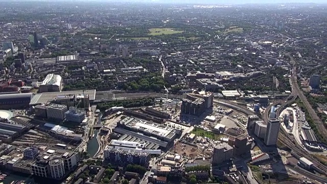 航拍近距离拍摄的国王十字中心(Kings Cross Central)建筑开发地块，向西望去，有摄政运河(Regent Canal)、国王广场(Kings Place)和圣潘克拉斯国际站(St Pancras International Station)，以及摄政公园的景观视频素材