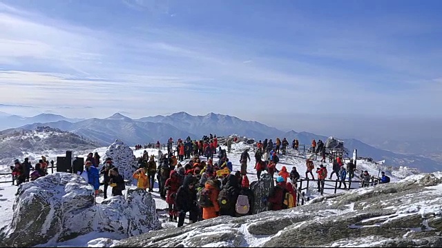 德女山国家公园的雪景和山顶的人们视频素材