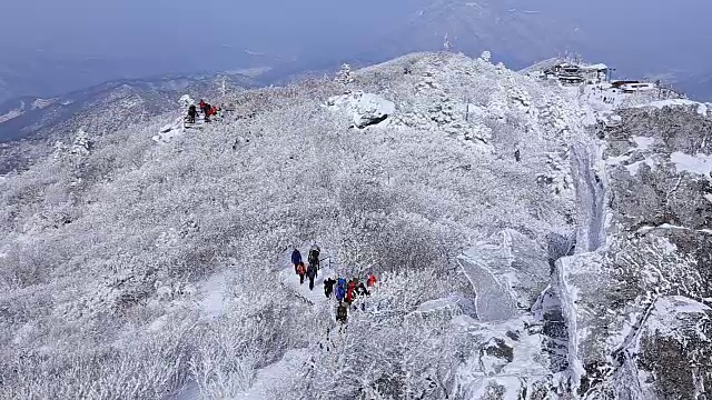 德女山国家公园的雪景和人们在冬天爬山视频素材