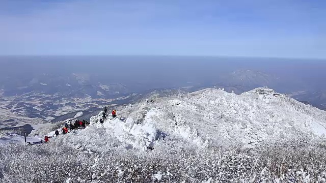 德女山国家公园的雪景和人们在冬天爬山视频素材