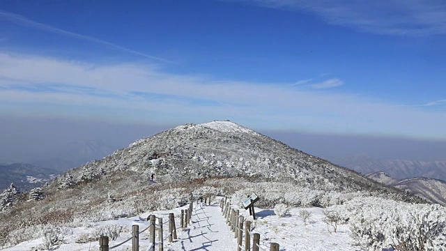 雪景的德女山国家公园和蓝天的冬天视频素材