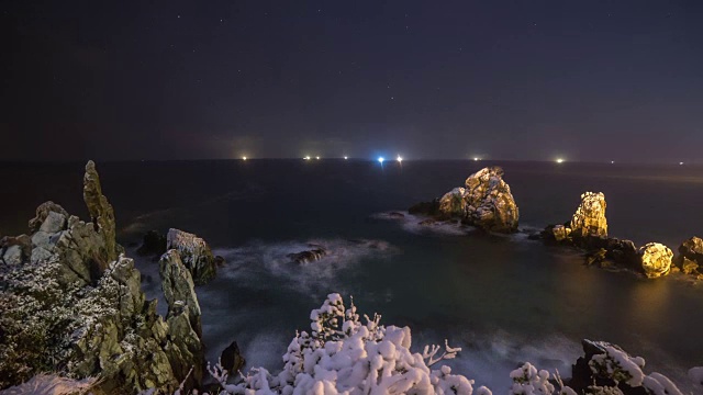 冬天，Chuam海滩上的Chotdaebawi(蜡烛形状的圆石)和Hyeongjebawi岩石(源自兄弟的传统传说)视频素材