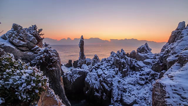 旭日时分，Chuam海滩上的Chotdaebawi(蜡烛状巨石)的雪景视频素材