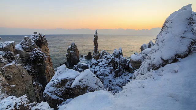 旭日时分，Chuam海滩上的Chotdaebawi(蜡烛状巨石)的雪景视频素材