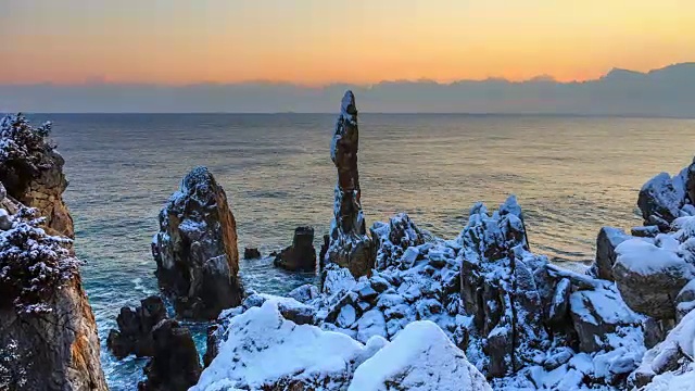 旭日时分，Chuam海滩上的Chotdaebawi(蜡烛状巨石)的雪景视频素材