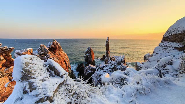 旭日时分，Chuam海滩上的Chotdaebawi(蜡烛状巨石)的雪景视频素材