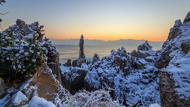 旭日时分，Chuam海滩上的Chotdaebawi(蜡烛状巨石)的雪景视频素材