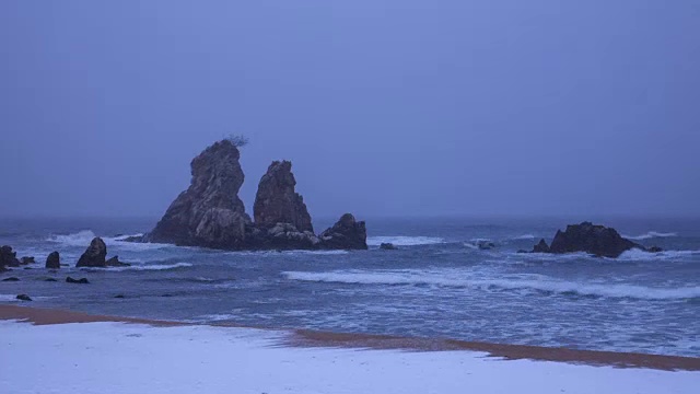 冬天，Chuam海滩上的Hyeongjebawi岩石(源自兄弟的传统传说)视频素材