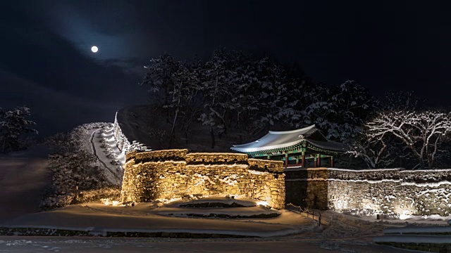 高昌古堡(韩国145号古迹)加固墙的雪景与夜月视频素材