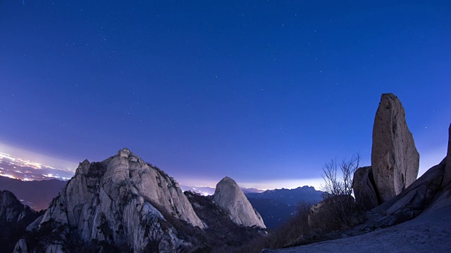 北韩山国家公园(首尔最受欢迎的山)的山顶(仁子宫)夜景视频素材