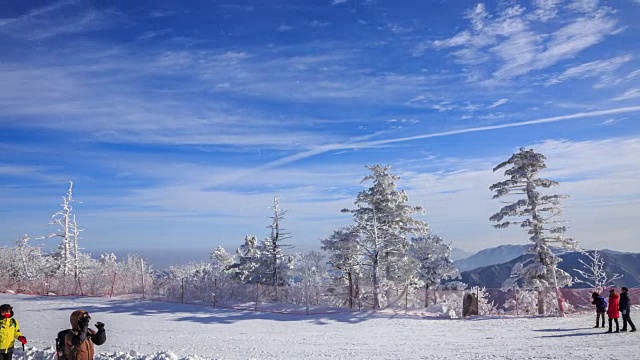 德女山国家公园的雪景，人们在休息区享受滑雪板视频素材