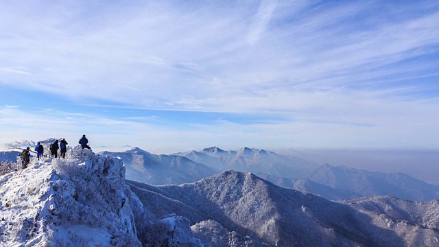 雪景的德女山国家公园与云在冬天视频素材