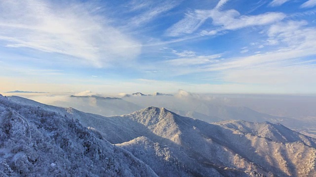 雪景的德女山国家公园与云在冬天视频素材