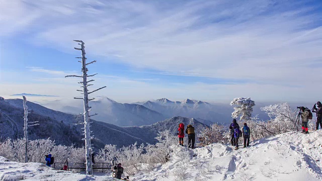 德女山国家公园的雪景和人们在冬天拍照视频素材