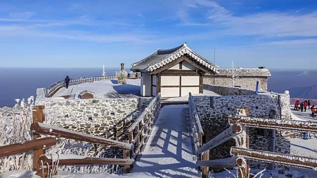 蓝天下的德女山国家公园休息区雪景视频素材