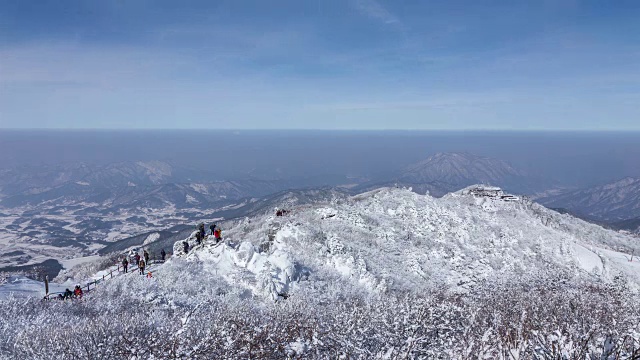 德女山国家公园的雪景和人们在冬天爬山视频素材