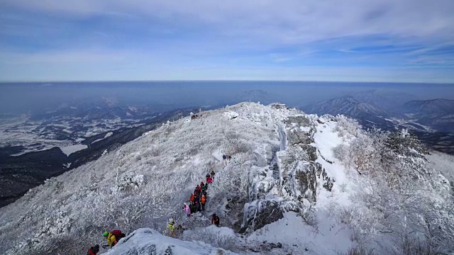 德女山国家公园的雪景和人们在冬天爬山视频素材