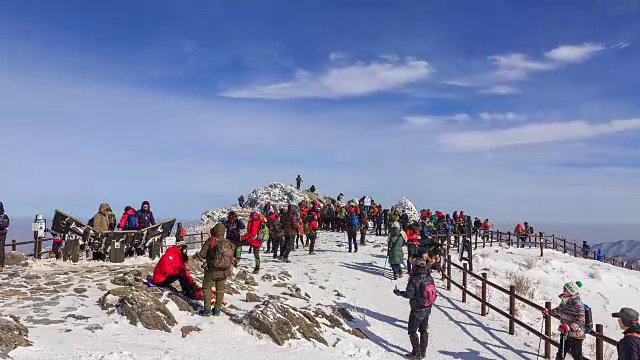 德女山国家公园的雪景和乡角峰的人们视频素材