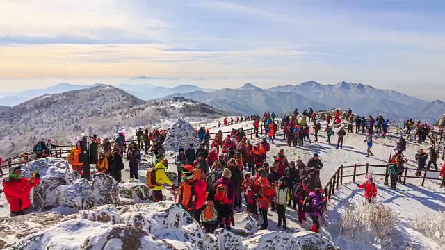 德女山国家公园的雪景和乡角峰的人们视频素材