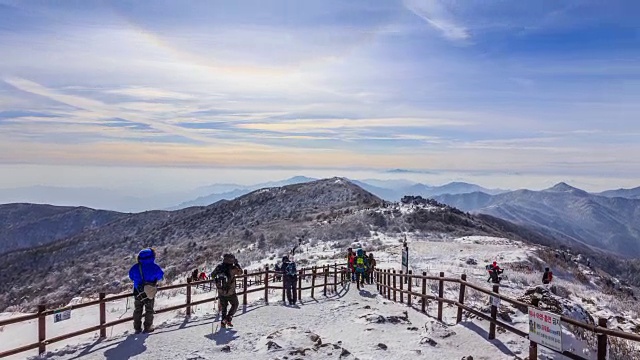 德女山国家公园的雪景和乡角峰的人们视频素材