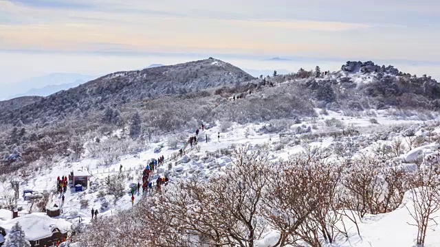 德女山国家公园的雪景和人们在冬天爬山视频素材