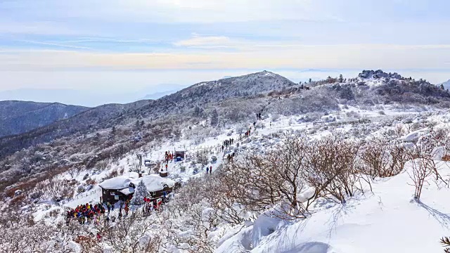 德女山国家公园的雪景和人们在冬天爬山视频素材