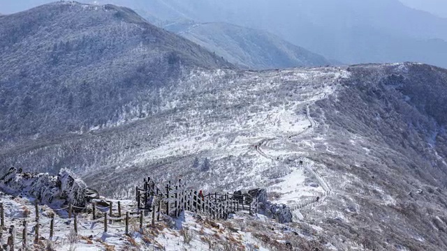 德女山国家公园的雪景和人们在冬天爬山视频素材