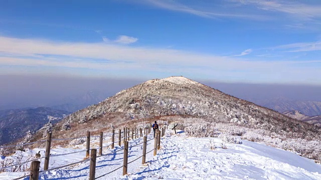 德女山国家公园的雪景和人们在冬天爬山视频素材