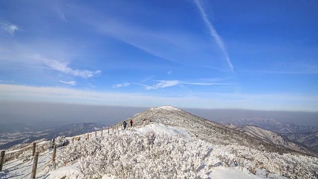 德女山国家公园的雪景和人们在冬天爬山视频素材