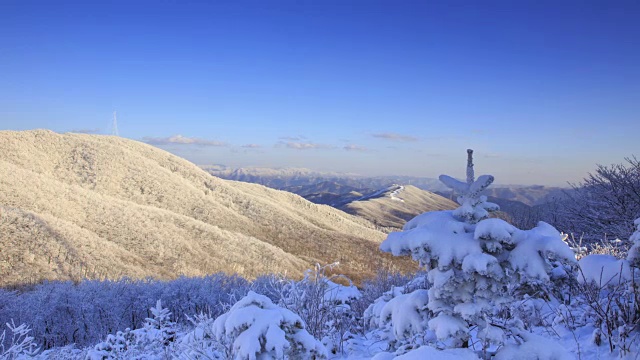 蓝天下的太极山雪景视频素材