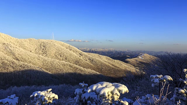 蓝天下的太极山雪景视频素材