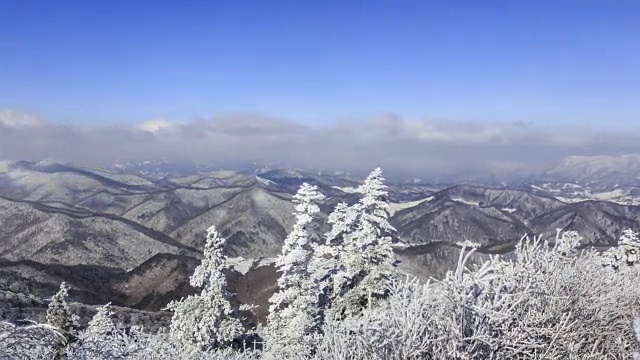 蓝天下的八望三山雪景视频素材