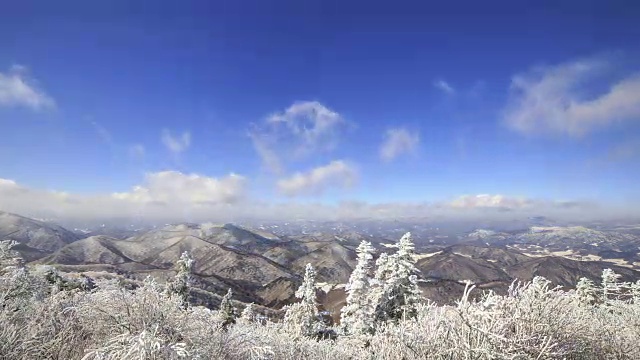 蓝天下的八望三山雪景视频素材