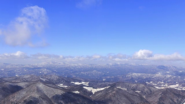 蓝天下的八望三山雪景视频素材