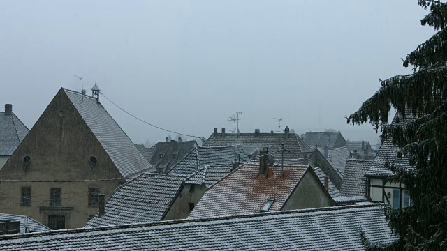 法国的一个小村庄下了一场雪视频素材