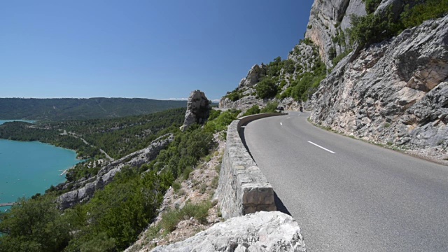 圣克鲁瓦山区公路上的车辆全景图视频素材