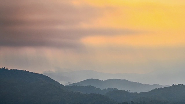 山巅阳光和云束延时4k(超高清)视频素材