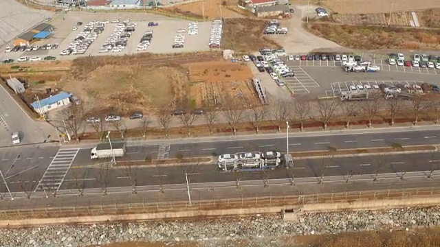 汽车运输拖车在道路上移动的观点视频素材