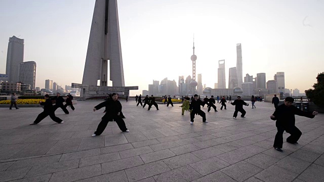 人们在外滩打太极，上海，中国视频素材