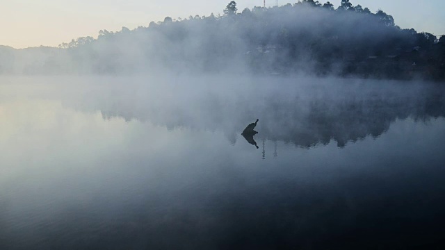 水山观景台和倒影湖上的雾动，4k(UHD)视频素材