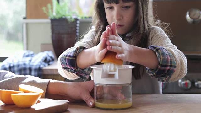 小女孩用手持榨汁机榨汁视频素材