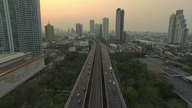 空中曼谷河畔市中心在日落视频素材