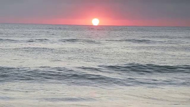 海面上的日出，海面上有柔和的波浪视频素材