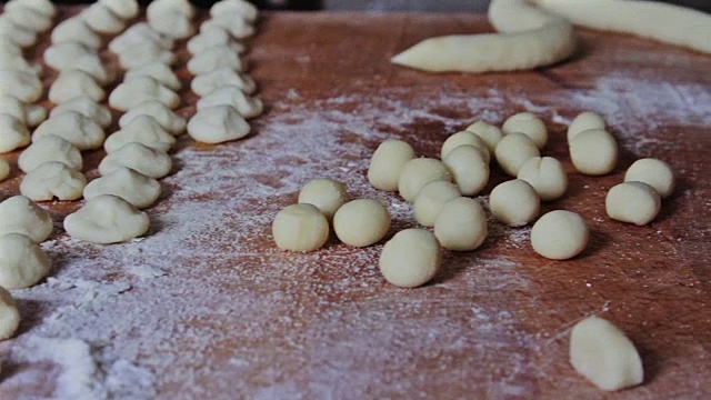 Orecchiette。意大利手工面食制作视频素材