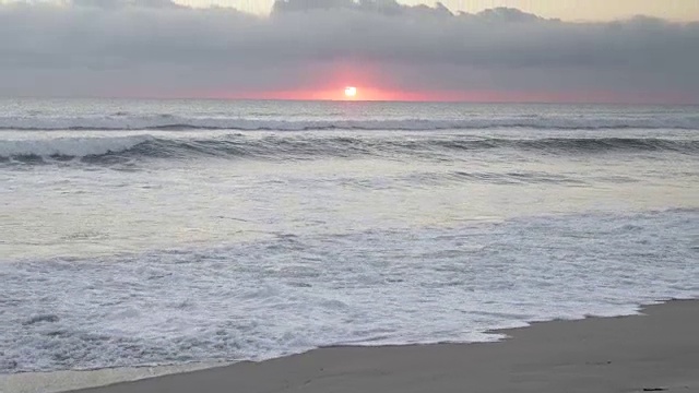 海面上的日出，海面上有柔和的波浪视频素材