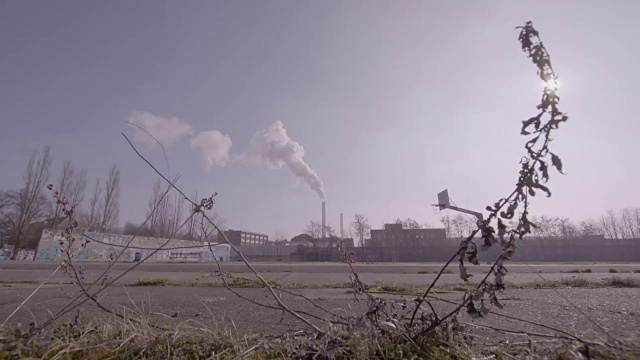 带有冒烟烟囱和孤立空间的工业场景视频素材