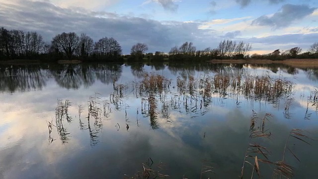 日落在沼泽排水水道视频素材