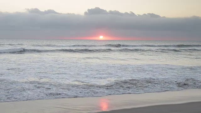 海面上的日出，海面上有柔和的波浪视频素材