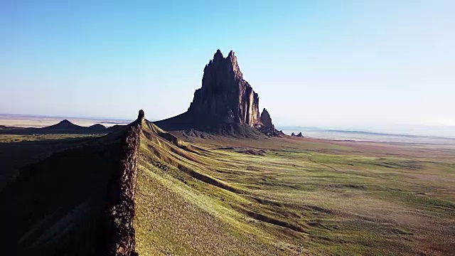 WS鸟瞰图的Shiprock视频素材