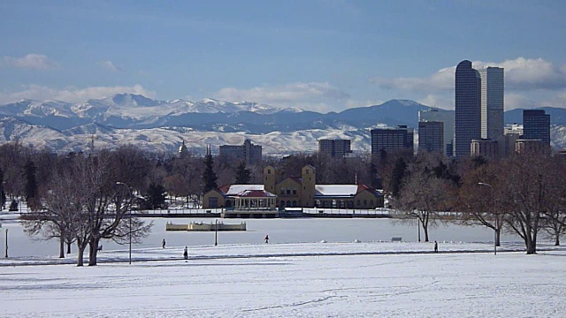 冬天丹佛的摩天大楼白雪皑皑的城市公园和落基山脉视频素材